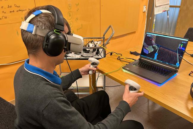 man utför tester framför dataskärm