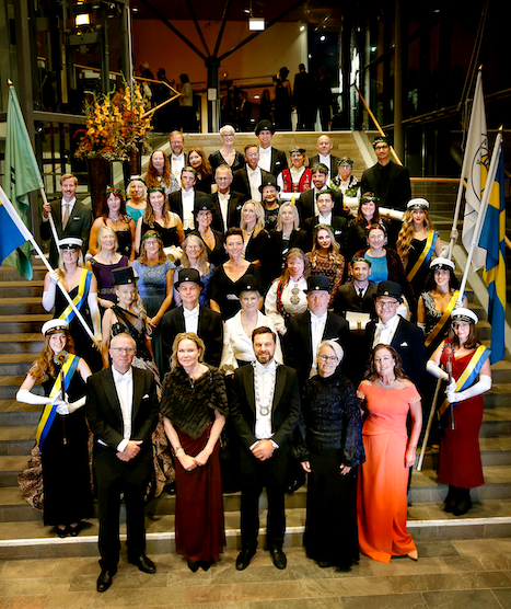 Rektor  universitetsledning och övriga officianter på bild i trappan vid huvudentrén