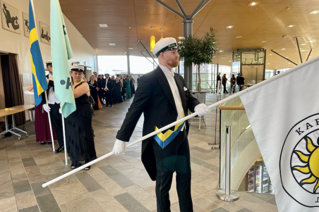Intåg med fanor inledde ceremonin.