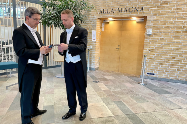 Hedersdoktor Alan L. Smith och professor Henrik Gustafsson innan ceremonin.
