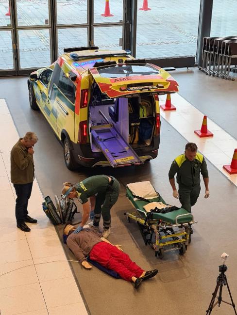 Ambulanspersonal arbetar utanför ambulansen