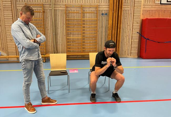 Ilia Iliev och Joakim Jönsson  lärare i idrott och hälsa på Älvstrandsgymnasiet i Hagfors  deltog i eftermiddagens workshop där ett verktyg gällande fysisk  psykisk och social hälsa samt kost och näring testades. Här testas benstyrka. Hur många benböj orkar du på en minut?