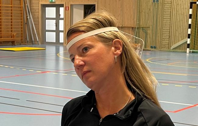 Anna Wargclou  lärare i idrott och hälsa på Karlstads Globala Gymnasium  testar sin rörlighet i nacken. 
