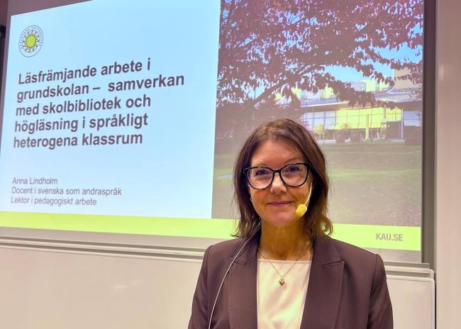 Bild på Anna Lindholm som håller en föreläsning.