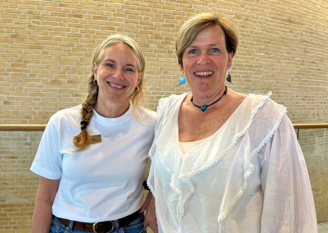 Bild Anna Hidén och Monica Evermark  Regionalt utvecklingscentrum  Ruc  vid Karlstads universitet  utanför aulan.