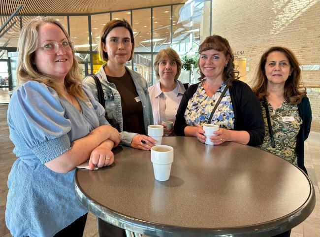 Bild på deltagarna Anna Hellenrud Hagström  Renata Nowak  Kajsa Ekström  Annelie Spångberg och Mitra Oroojeni utanför aulan.