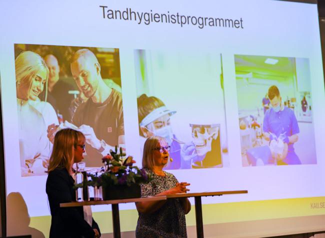 Programledare Ann-Catrin André Kramer och studierektor Anita Boström presenterar tandhygienistprogrammet