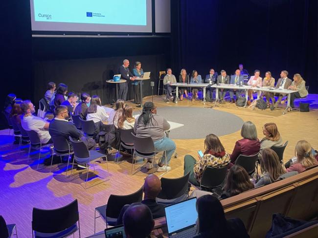 bild på rektorer och studenter i Aulan som diskuterar