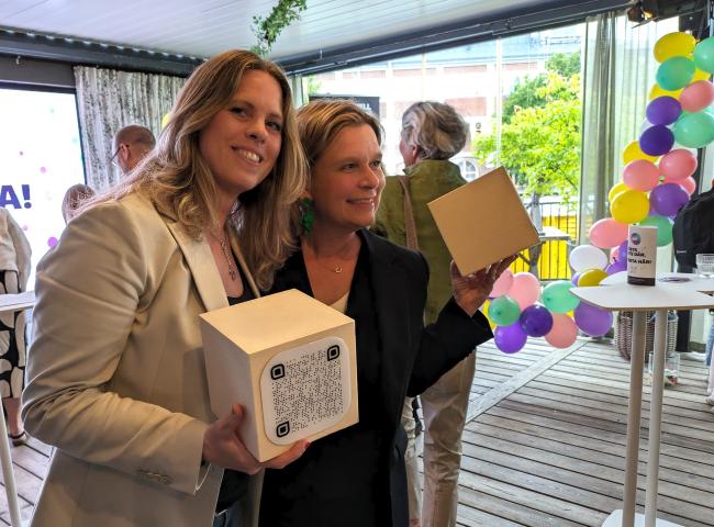 Birgitta Persdotter håller i en kub med en QR kod på