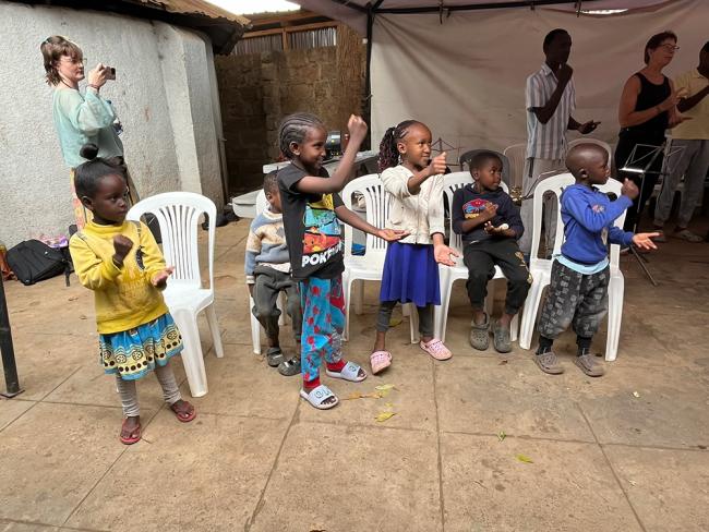 Barn dirigerar orkester_Gästspel på läger i Nairobi 2026