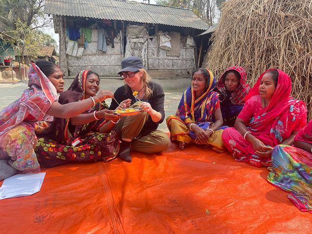 Jennie träffar bybor i Bangladesh.