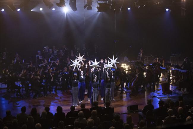 Julkonsert_Musikhögskolan 2021 med full symfoniorkester och dansare med stjärnor