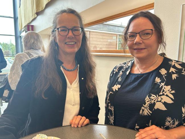 Bild på besökare under fikat: Birgit Häger och Victoria Lönnfjord.