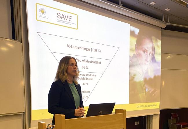 Birgitta Persdotter, lektor i socialt arbete vid Karlstads universitet, föreläste om barnutredning enligt Barns behov i centrum (BBIC) och socialtjänstens stöd och insatser vid våldsutsatthet.