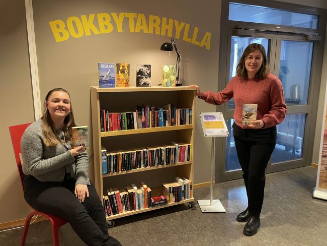 Anna på Studentkåren och Karin på biblioteket visar den nya hyllan