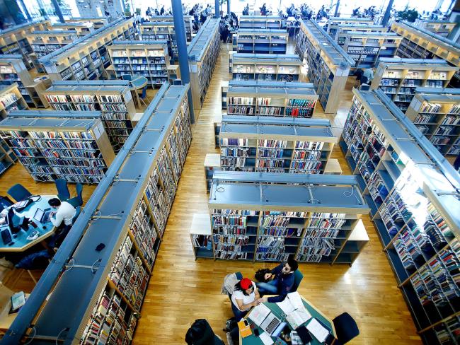 Bokhyllor och studenter