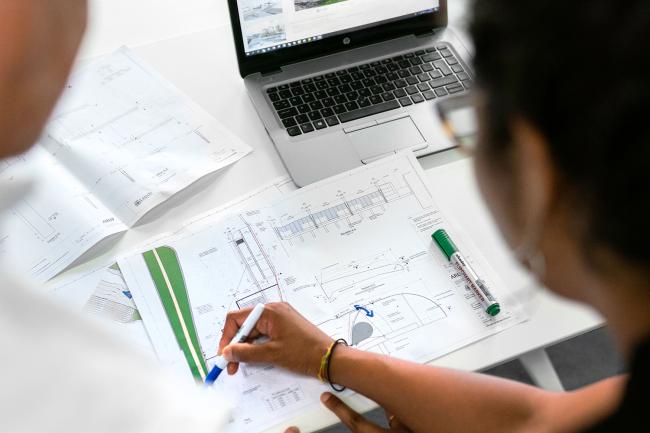 Lärare och elev i CAD-undervisning.
