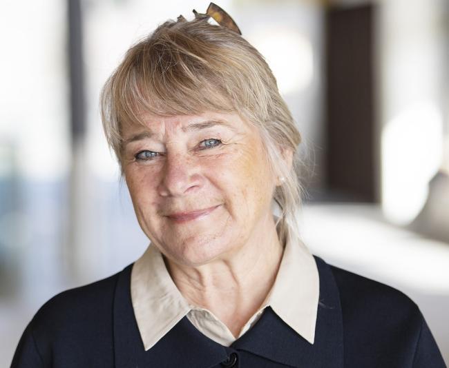 Porträttbild på Christina Olin-Scheller  professor i litteraturvetenskapens didaktik och pedagogiskt arbete vid Karlstads universitet.