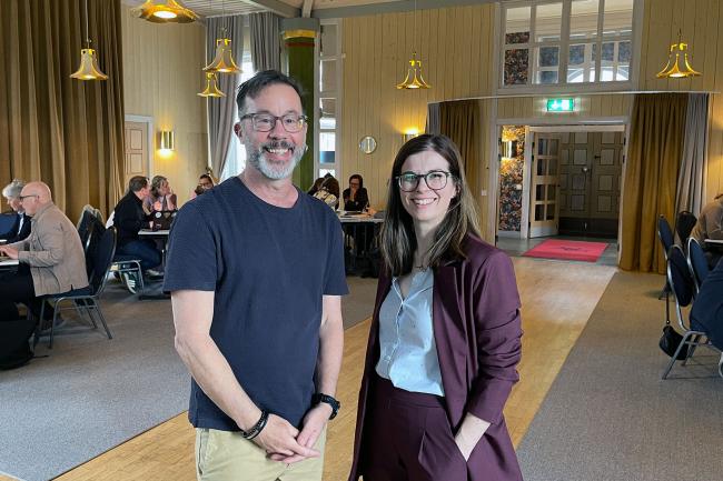 Man och kvinna i en konferenslokal