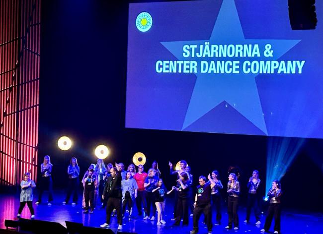 Stjärnorna och Center Dance Company bjöd på en dansuppvisning.