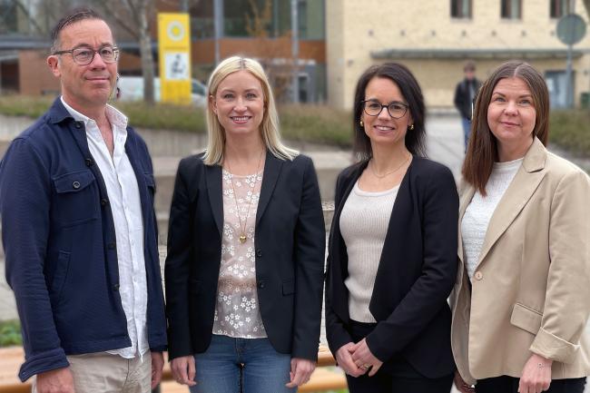 Gruppbild fyra människor utomhus