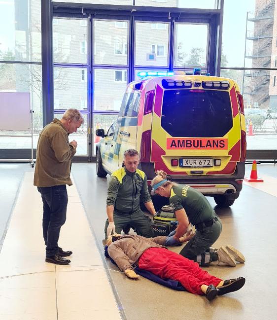 Teknikdocka på golvet utanför ambulans