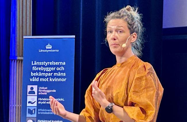 Eveliina Sinisalo  socionom specialiserad på trauma  stress och våld mot kvinnor.