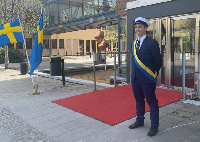 Flaggor marskalk och röd matta vid entrén till examenshögtid