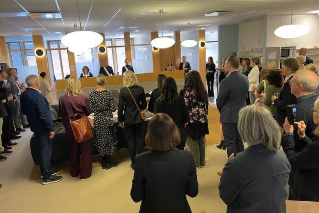många inbjudna minglade och lyssnade på trumvirvlarna