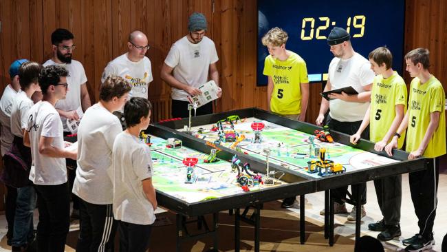 Elever tävlar med robotar under First Lego League