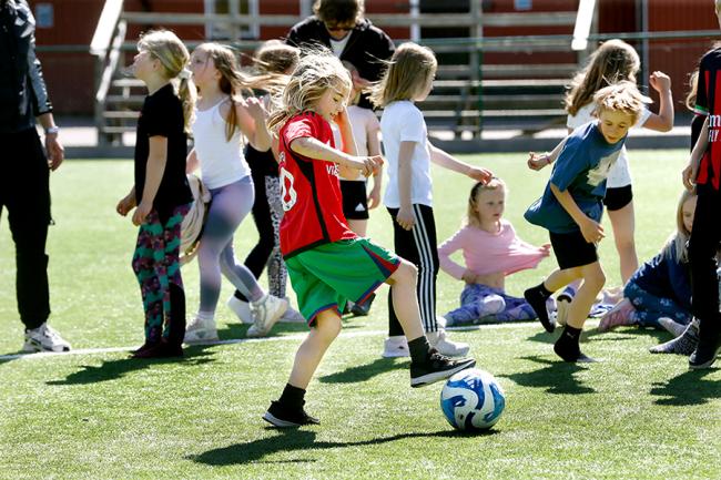 Pojke som spelar fotboll_artikel om fotbollsakademiers krav på familjer 2026