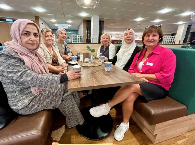 Bibi Sherin Mohammad Sulaiman  Sana Toprak  Israa Rayan  Paula Edlund  Latifeh Oubari och Maria Johansson från Forshaga kommun fikar.
