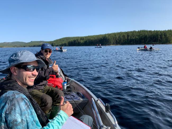 Forskare och elever från Sportfiskeakademin ute och fiskar