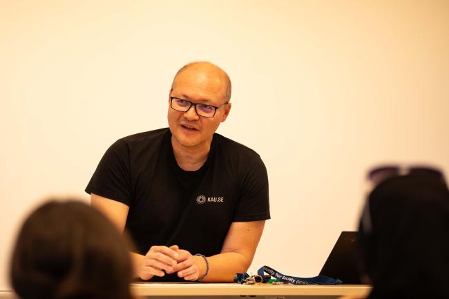 man föreläser i klassrum