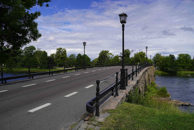Gamla stenbron från västra sidan i Haga