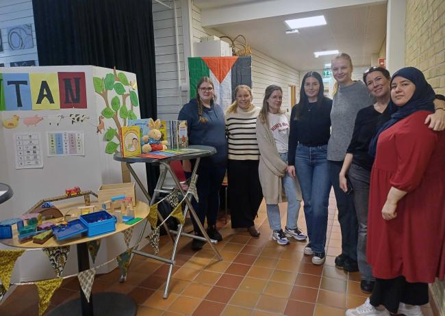 studenter visar sitt projekt fiktiv förskola