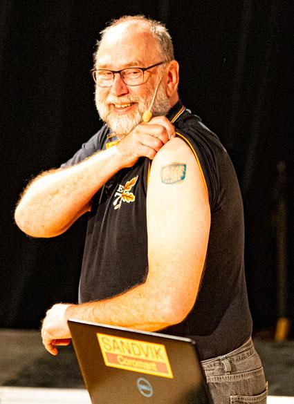 Göran Carlsson visar sin CRRs tatuering