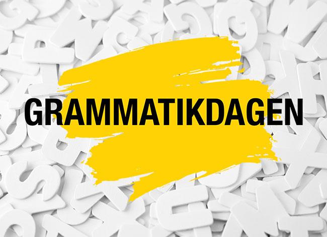 text Grammatikdagen på gul och vit platta