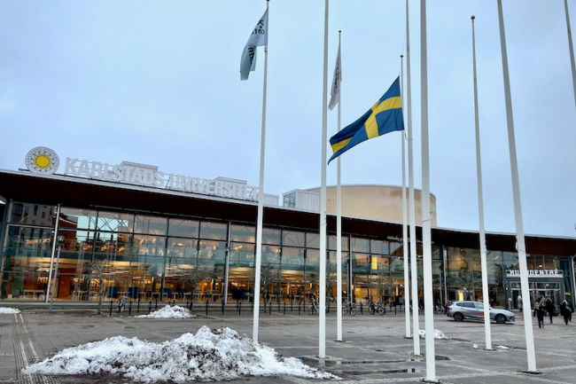Under onsdagen flaggar universitetet på halv stång