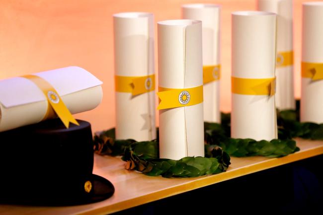 Hatt och diplom_Halvvägs i doktorandutbildning MHI_2026