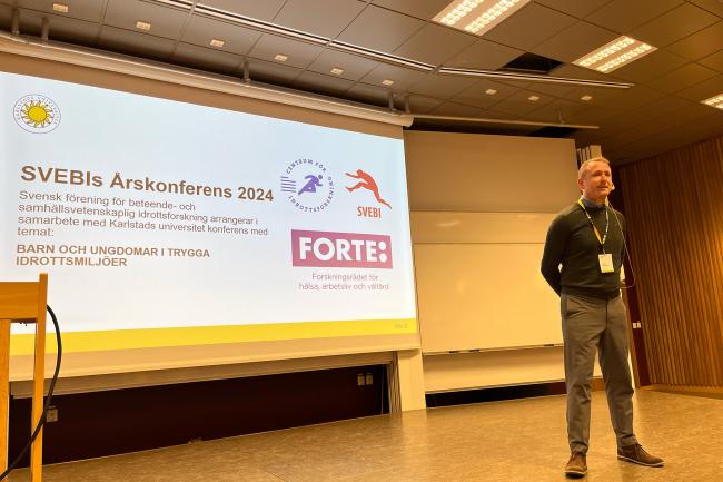 Henrik Gustafsson  professor i idrottsvetenskap vid Karlstads universitet hälsade välkommen till Svebi 2024