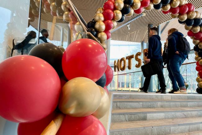 Ballonger och besökare i aulatrappan