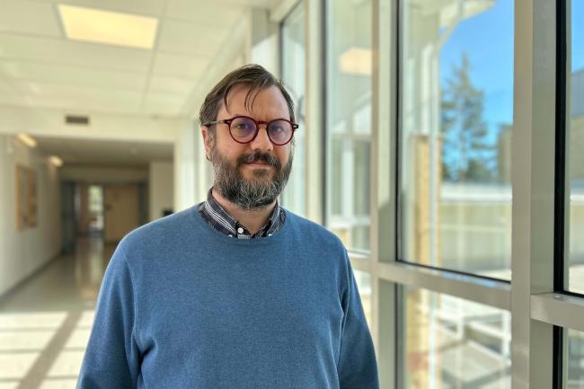 porträttbild av man med glasögon och skägg