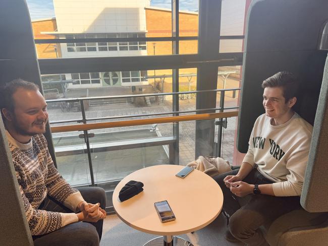 mentor och student i soffa