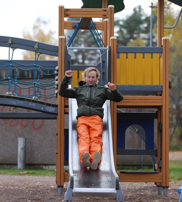 Daniel Arkbro åker rutschkana