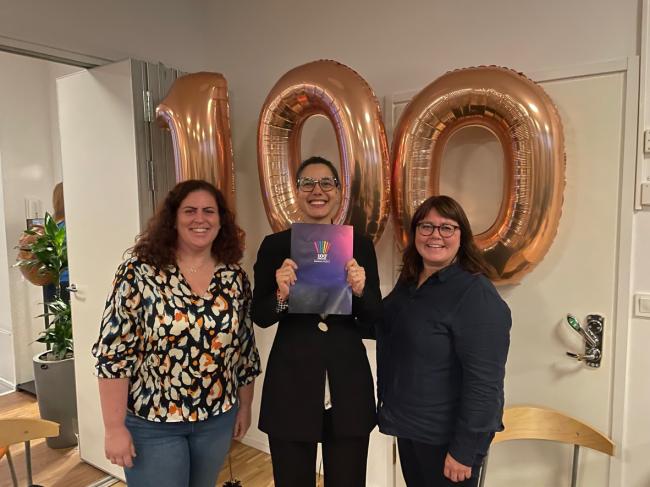 Ida Fridh projektassistent Tara Mehrabi lektor i genusvetenskap och Linda Dunderberg konferenskoordinator alla Karlstads universitet är glada över nomineringen till Årets mötespris på 100 grader Karlstad.