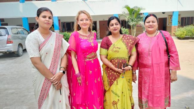 gruppbild på dekan Jessica Eriksson och tre indiska kvinnor