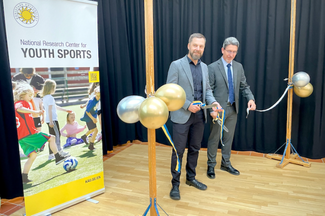 Jerker Moodysson och Alan L. Smith klipper bandet