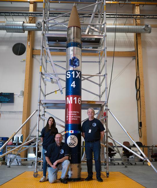 Ishita Jalan  leif Ericsson och Jan van Stam framför raketen.