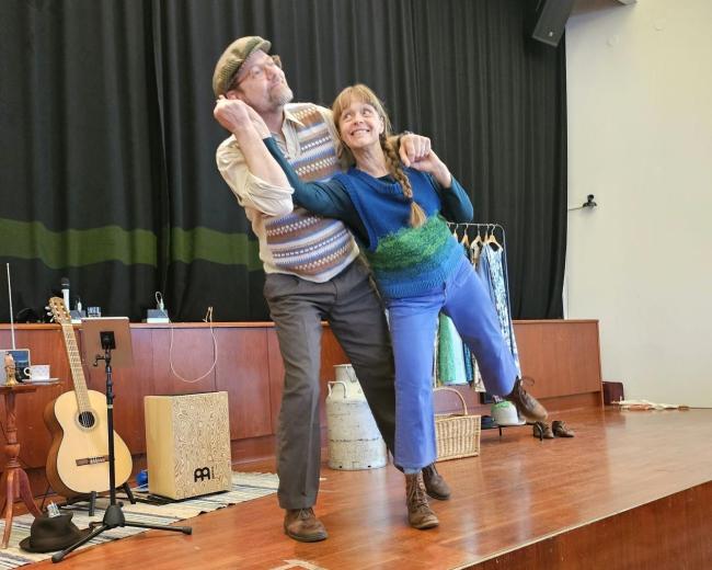 Petter Josteus och Katarina Persdotter Jäder i teaterföreställningen Minnen och Sinnen